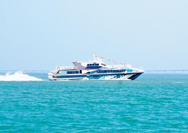 「金厦海运」斥资上千万元打造「初日号」，并推出全新海上游程，载游客沿途欣赏金门、厦门海上景致。（何书青摄）