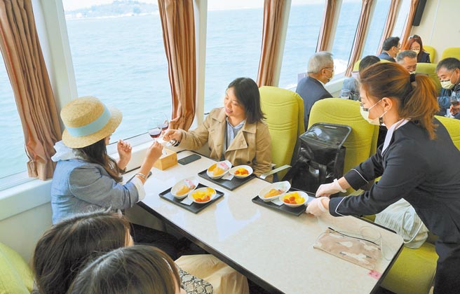 船上特地安排专人为旅客送上特色茶点。（何书青摄）