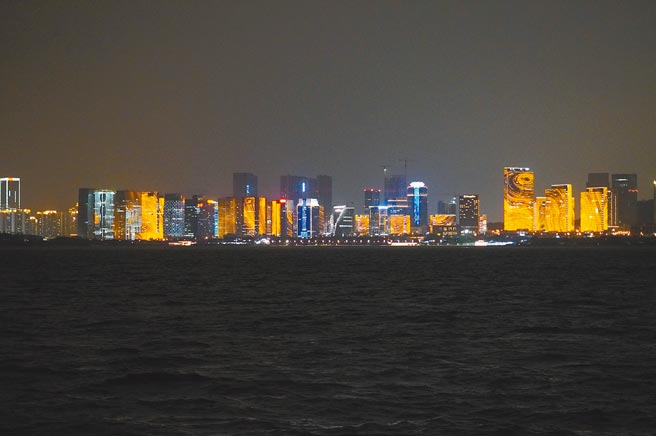 「初日号」夜间航程可隔海欣赏投射在许多厦门建筑大楼上的艺术灯光秀。（何书青摄）