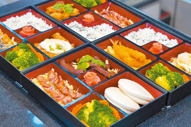 旅客可在「初日号」上品尝融入金门特色食材的套餐。（何书青摄）