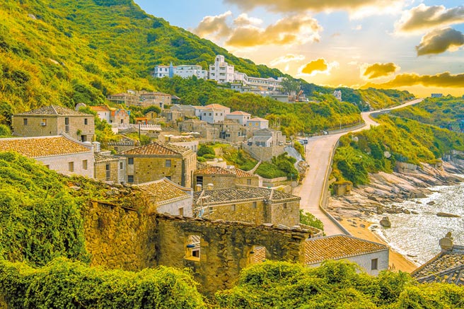 北竿岛「芹壁村」彷若地中海「小希腊」，其美景让人陶醉。（易飞网提供）