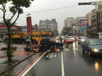 千公斤預鑄鋼板未捆緊 轉彎全摔地險壓人