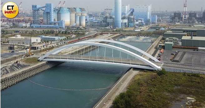 高雄南星計畫中，唯一對外的連接鋼質拱型橋是通往貨櫃儲運中心主要聯外橋梁，但卻有油漆包商指控，上游承包商要求在防鏽工程上偷工減料。（圖／宋岱融攝）