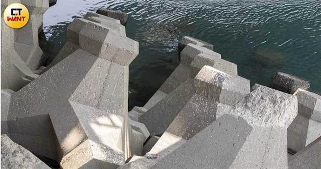 郑男表示，辰泽叫他们涂装桥梁时不要使用隔离布，任由锌粉漆或是防锈底漆直接滴落造成环境污染，造成海边的消坡块都是油漆痕迹。（图／宋岱融摄）