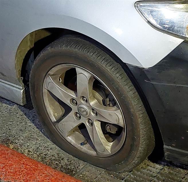 前輪可見彈孔。（趙雙傑攝）