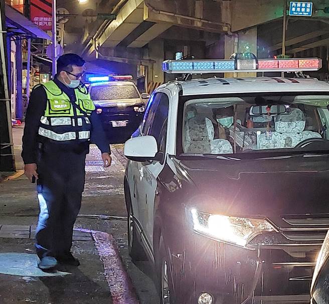 嫌犯遭逮捕上警車。（趙雙傑攝）