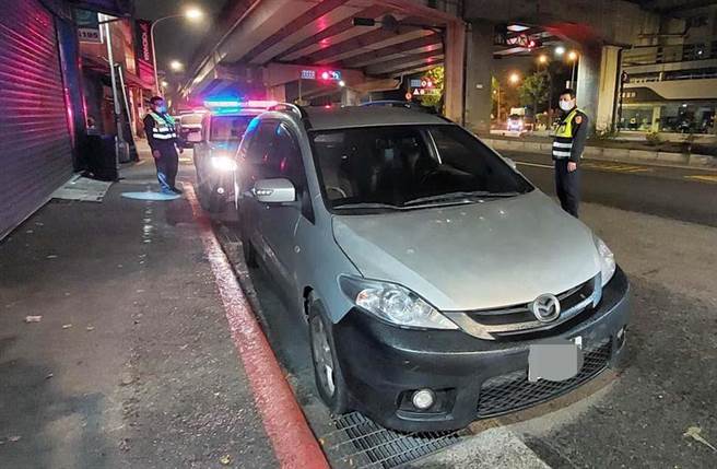 車輛遭擊中停放路邊。（趙雙傑攝）