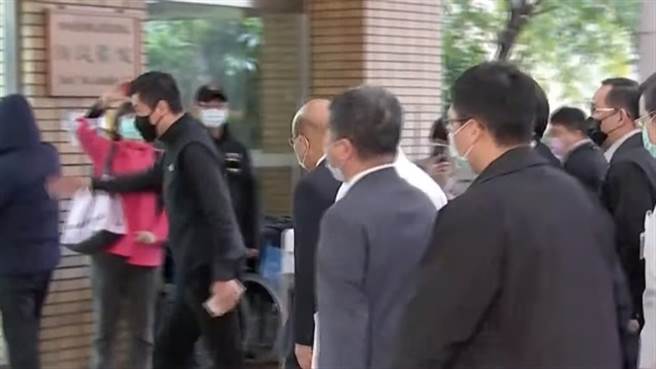 陳時中、蘇貞昌今赴台大醫院，帶頭施打AZ疫苗。（圖／截自中時新聞網直播）