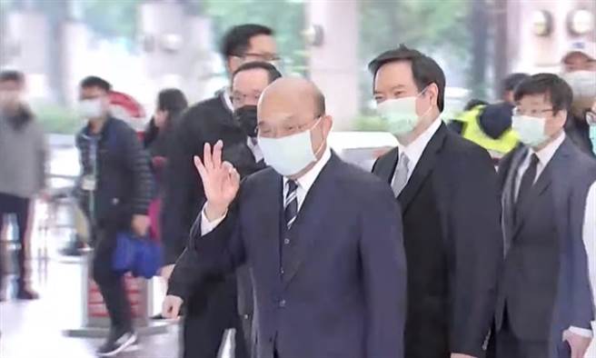 行政院長蘇貞昌今早赴台大醫院搶打AZ疫苗第一針，進醫院前手比OK。（圖／截自中時新聞網直播）