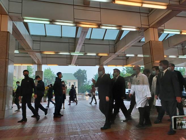 圖為行政院長蘇貞昌、衛福部長陳時中稍早進入台大打AZ疫苗。(資料照 林周義攝)