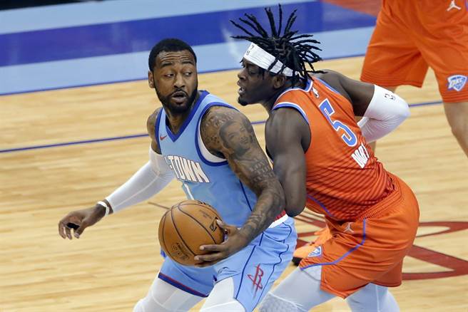 火箭後衛沃爾(左)想要嘗試突破雷霆後衛托爾特的防守。(美聯社)