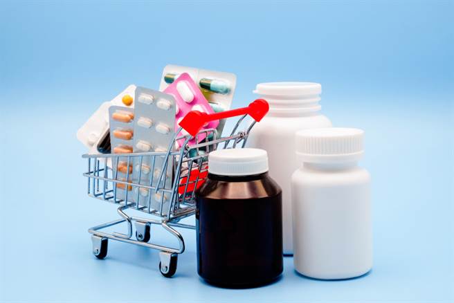 退烧药水没喝完 能留着下一次喝吗？直接倒进水槽是大错。(示意图/Shutterstock)