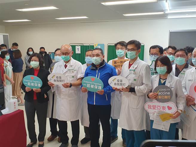 新北市侯友宜今（22日）上午8時許前往亞東醫院關心醫護人員接種情形。（葉書宏攝）