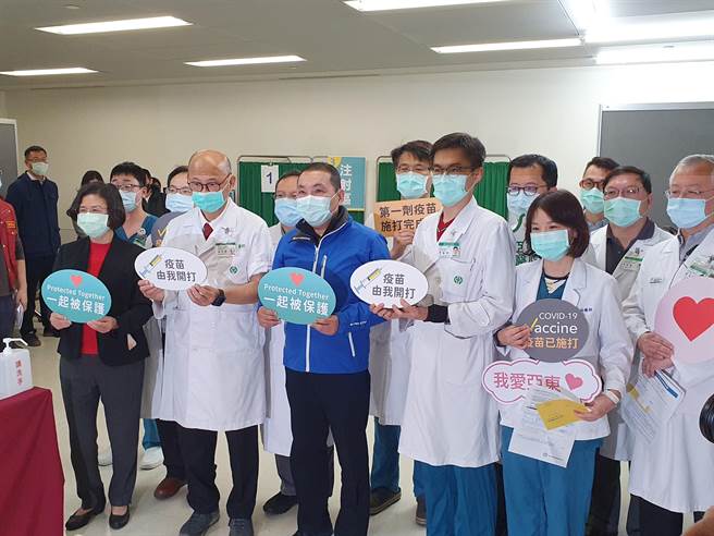 AZ疫苗今（22日）在全台开始施打，新北市长侯友宜上午8时许特地前往亚东医院关心医护人员接种情形。（叶书宏摄）
