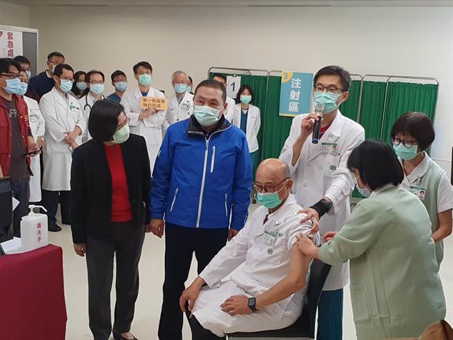 AZ疫苗今（22日）在全台开始施打，新北市长侯友宜上午8时许特地前往亚东医院关心医护人员接种情形。（叶书宏摄）