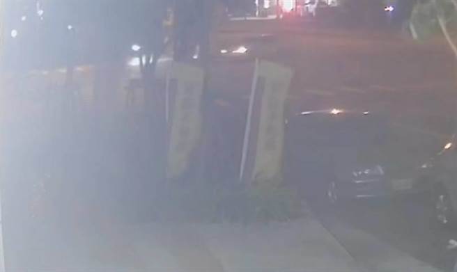 陳姓男子駕駛小客車違規從快車道右轉撞上同機車，造成3人受傷。（民眾提供／陳淑娥台中傳真）