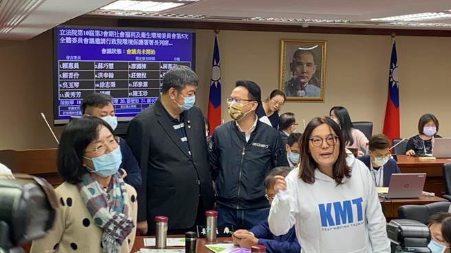 蘇巧慧與陳玉珍為了疫苗採購調閱小組成立與否交鋒不斷。（李柏澔攝）