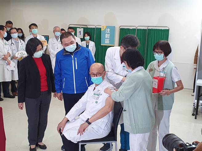 預防新冠肺炎，AZ疫苗今（22日）全台開始施打，亞東醫院院長林芳郁帶頭接種，增加第一線醫護同仁接種信心。（葉書宏攝）