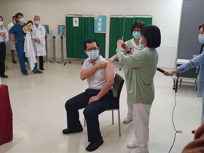 亞東醫院感染管制中心主任廖俊星接種AZ疫苗。（葉書宏攝）