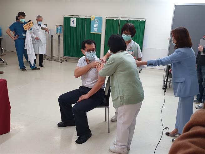 亞東醫院感染管制中心主任廖俊星接種AZ疫苗。（葉書宏攝）