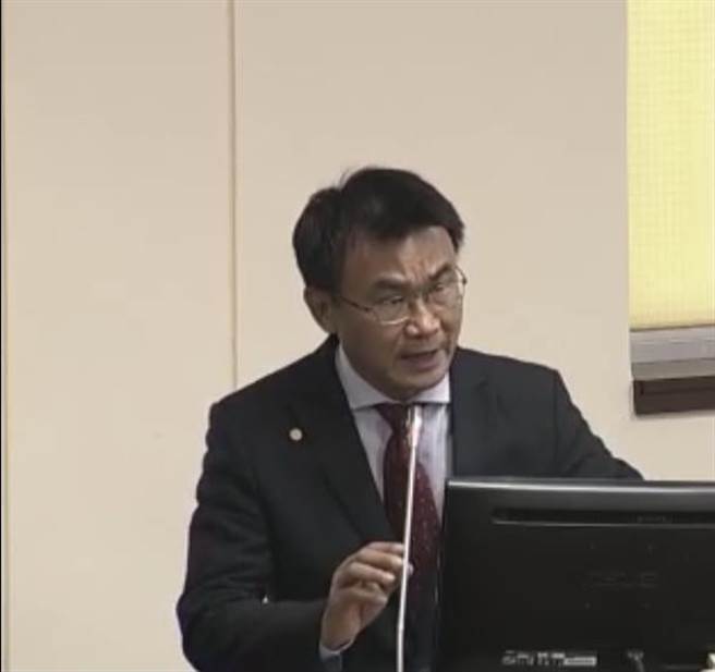 農藥實名制？農委會主委陳吉仲表示，檔案建立後，農民只要報名字、不用帶身分證就可以購買農藥。(立法院)