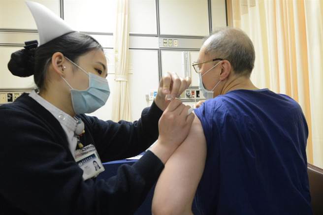 台北慈濟醫院為一線醫護施種新冠肺炎AZ疫苗，急診部廖士良醫師表示，急診部負責篩檢疑似covid-19的病人，比一般人有更高機率可能罹病，接種疫苗是預防勝於治療。（台北慈濟醫院提供）