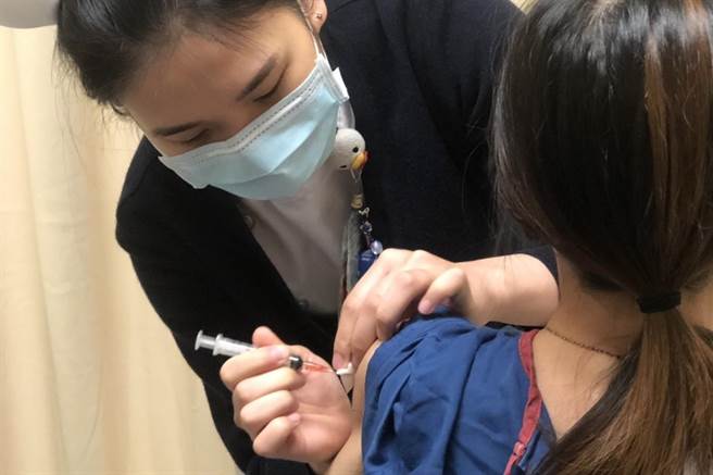 一線護理師們也紛紛表示，盡速接種疫苗才能有防護力，保護好自身健康才能守護病人健康。（台北慈濟醫院提供）
