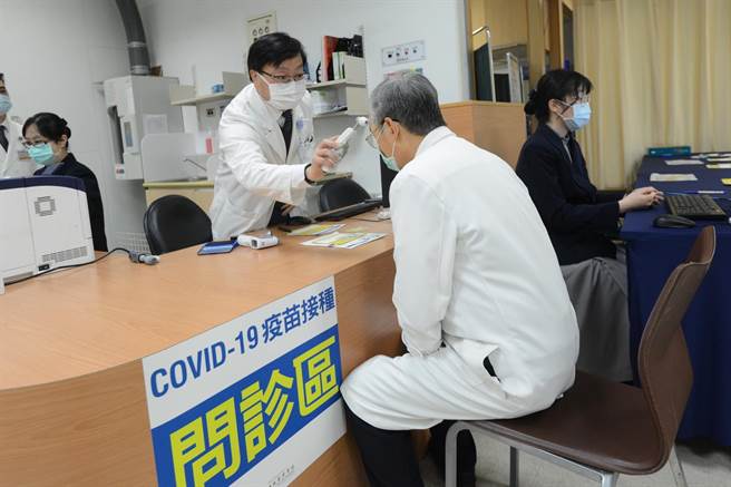 疫苗接種前必須先過健保卡，確認符合第一線醫護人員資格，並經由醫師問診評估後，方能接種疫苗。（台北慈濟醫院提供）