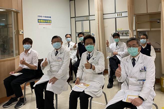 施打後必須於觀察區休息30分鐘，以確保安全無虞。（台北慈濟醫院提供）