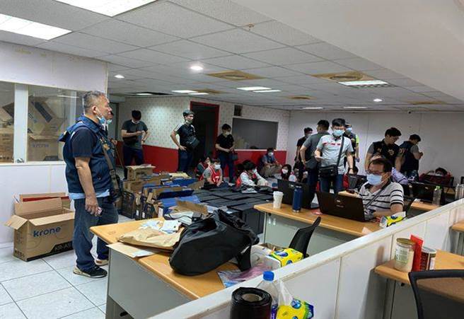 嘉義縣水上分局專案小組經過長時間調查、搜證，20日在台南市破獲一地下運彩簽賭網站。（警方提供∕呂妍庭嘉義傳真）