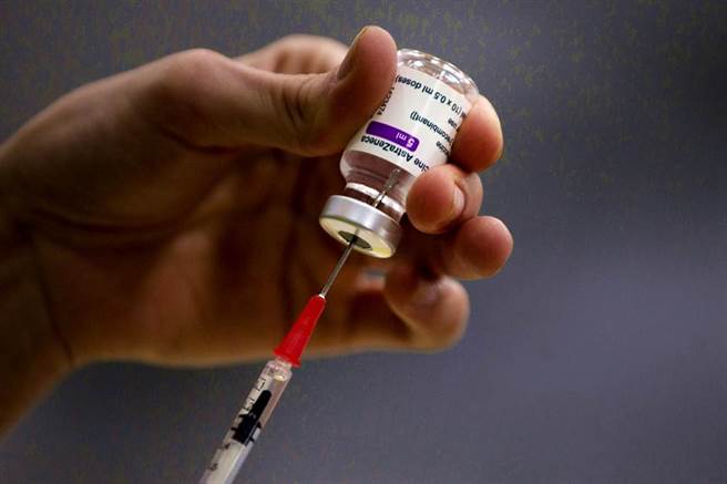 AZ疫苗今天正式开打，科学文献佐证目前虽没有发现接种疫苗引起血栓的相关性，但仍无法完全排除疫苗是否与非常罕见的瀰漫性血管凝固(DIC)合併血小板低下不良事件有关。（资料照／美联社）