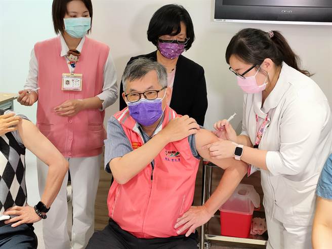 AZ疫苗今開打，一早彰化第一針由衛生福利部彰化醫院長曾孔彥帶頭施打，彰化縣長王惠美也現身打氣，後由副院長黃伊文、急診室醫師洪子文、副護理長胡珍華等依序施打。(吳建輝攝)