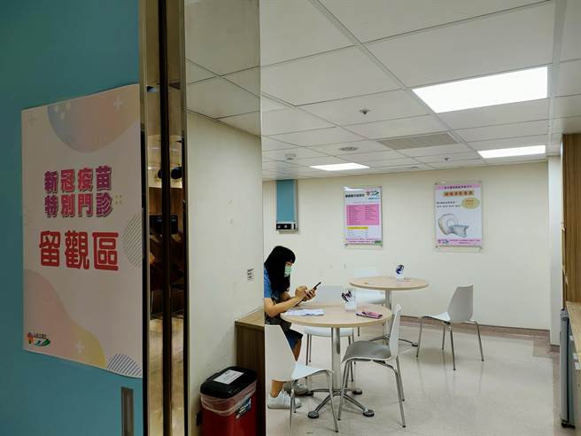 縣內首波開放13家專責具高暴露風險之醫護工作人員施打，所有人員按流程，先填寫同意書，再由醫師進行評估，施打完畢後再到留觀室觀察30分鐘，無特殊情況即可離去。(吳建輝攝)