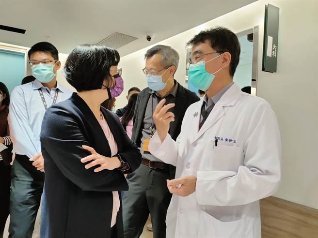 彰化縣長王惠美現身彰化醫院，關心疫苗施打情況，同時也為所有一線的醫護人員加油打氣。(吳建輝攝)