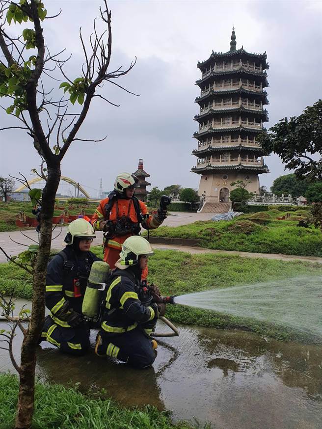 桃园市政府消防局第三大队大园、竹围分队于22日上午，在大园生命纪念馆办理公墓火灾抢救演练。（姜霏翻摄）
