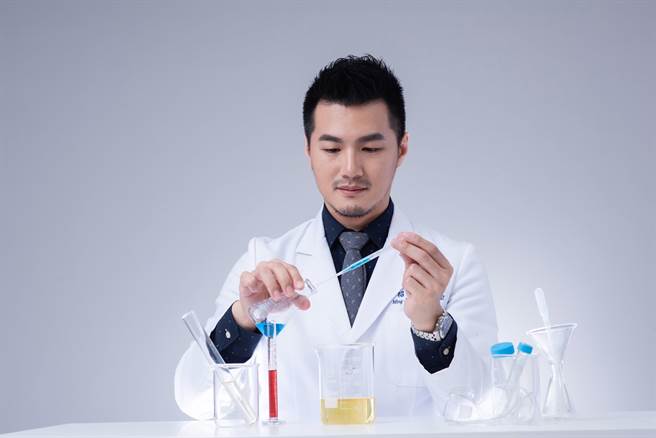 AZ疫苗今天正式开打，毒理学专家招名威提醒除了3大族群禁打，还有2种人也不适合。(图/摘自招名威脸书)