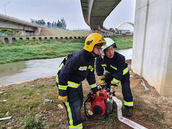 呼吁扫墓民眾配合遵守四不二记得，「杂草不乱烧、菸蒂不乱丢、冥纸不飞扬、爆竹不燃放、记得灭余烬、记得收垃圾」。（姜霏翻摄）