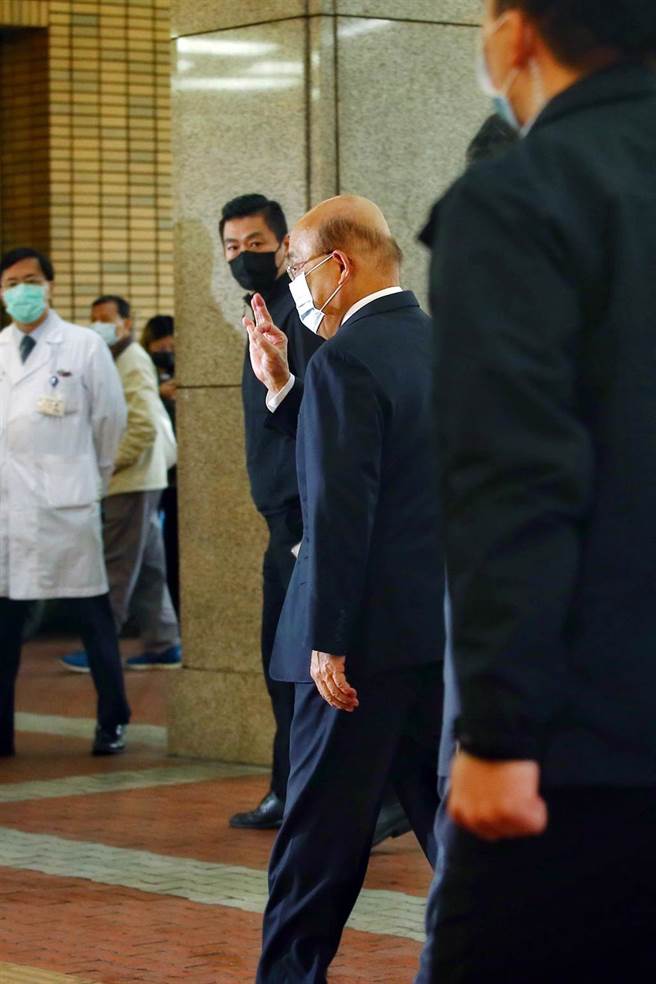 首批AZ疫苗22日開打，行政院長蘇貞昌和衛福部長陳時中率先接種，上午7時40分至台大醫院施打疫苗。蘇貞昌進入醫院前，媒體詢問會不會緊張，他比出ok的手勢。（鄧博仁攝）