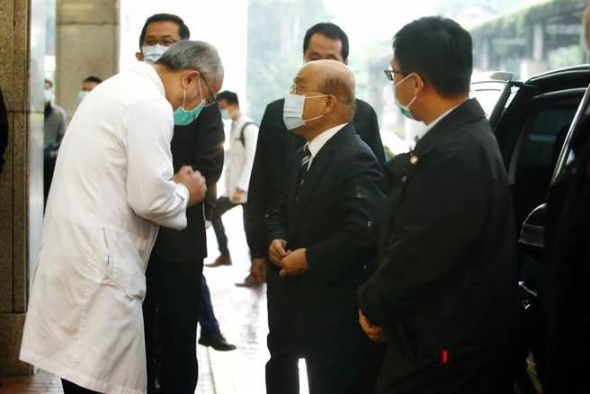 首批COVID-19（2019冠狀病毒疾病）牛津AZ疫苗自22日起在全台57家醫院開打。行政院長蘇貞昌（中）22日上午7時40分赴台大醫院帶頭接種疫苗，台大醫院院長吳明賢（左）在門口迎接。（鄧博仁攝）