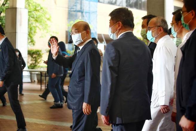 首批COVID-19（2019冠狀病毒疾病）牛津AZ疫苗自22日起在全台57家醫院開打。行政院長蘇貞昌（左）與衛福部長陳時中（左2）22日上午7時40分赴台大醫院帶頭接種疫苗。（鄧博仁攝）