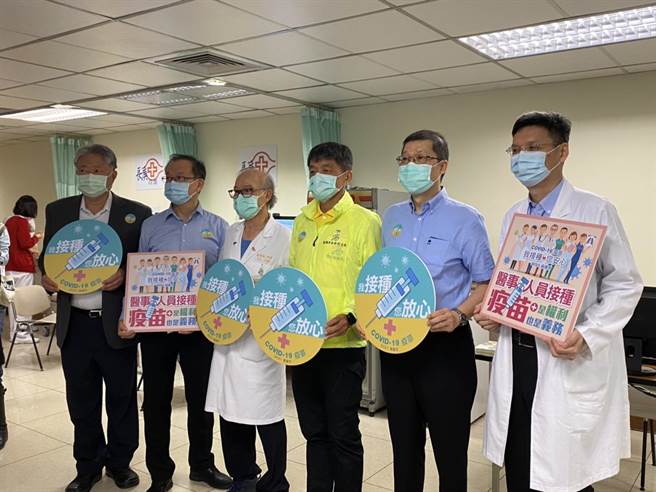 高雄長庚醫院22日上午進行簡單儀式，宣布醫護人員開始施打AZ疫苗。（林宏聰攝）