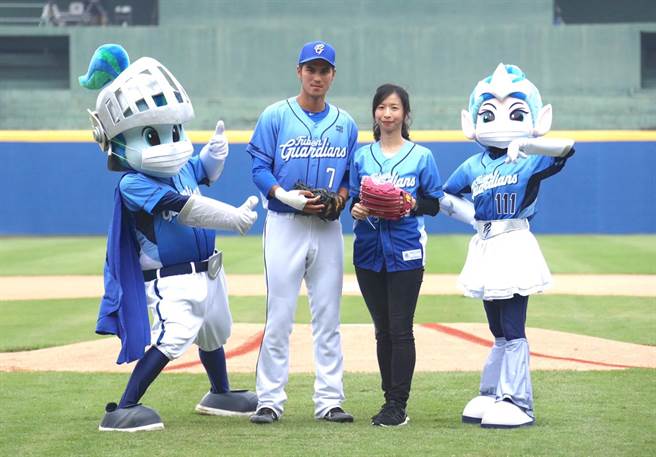 富邦投信富邦台50（006208）ETF經理人温芳儀(右二)今日現身富邦悍將主題日「Fight On 悍將出擊」 開球。(富邦金控提供)