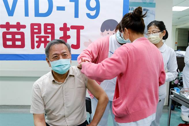 光田綜合醫院首日由院長陳子勇帶頭挽袖施打。（陳淑娥攝）