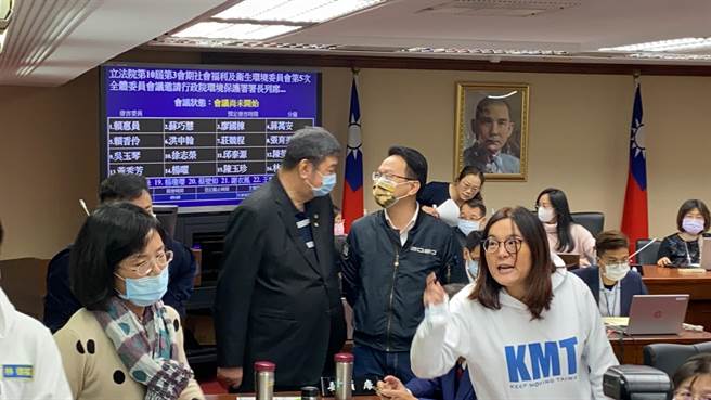 陈玉珍呛，苏巧慧应该关心疫苗採购过程是否有人上下其手，而不是她的交友状况。（李柏澔摄）