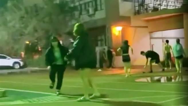 全台水情拉警報，但台南某一所大學學生竟玩水球慶生，同校生看不下去，將其PO上網爆料。（圖／翻攝自Dcard）