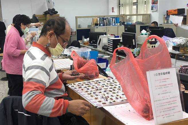 員林市公所農業課上午大排長龍，許多人臨時接到停止收購卵片通知，全趕來繳交卵片。（謝瓊雲攝）