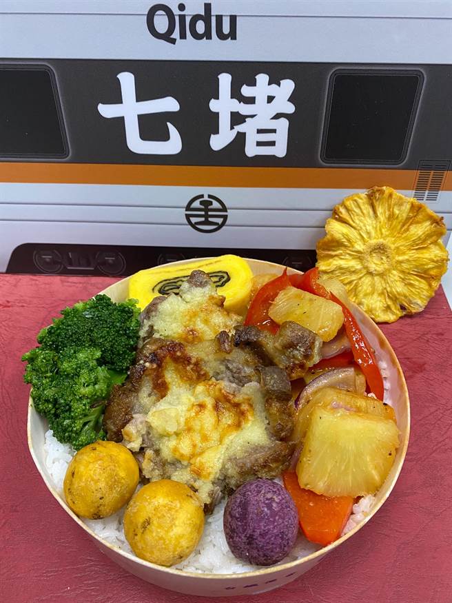 台铁「黄金梅花猪排特色便当」(台铁提供／简立欣台北传真)