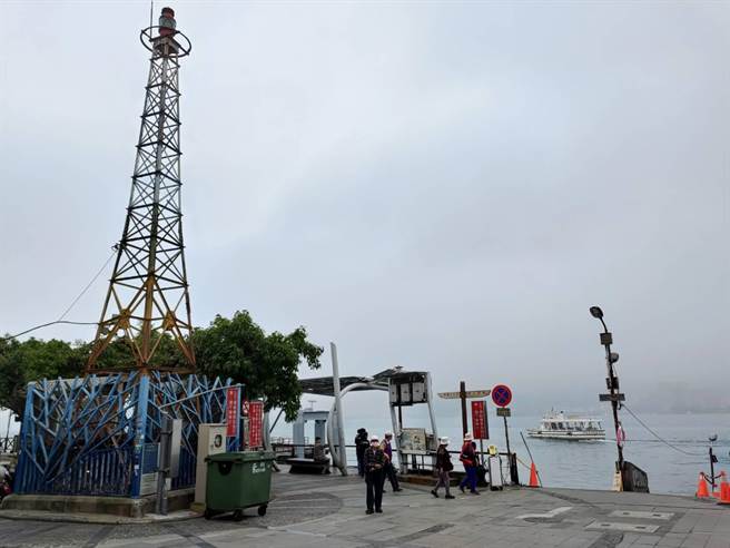 淡水金色水岸渡船頭旁，有座108年歷史的燈杆，雖引導船隻入港功能被取代，「彩虹燈杆」仍被視為重要地標（戴上容攝）