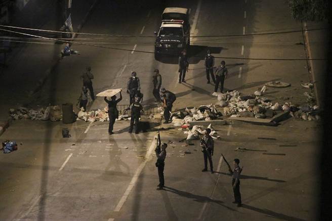 美國、歐洲聯盟、聯合國等國際齊聲譴責，但目前為止仍未能阻止緬甸軍方血腥鎮壓示威群眾。(圖/美聯社)