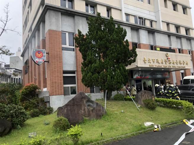 士林警分局今上午11點多發生火警疏散65人，警消初判是使用電瓶不慎導致電線走火。（圖：民眾提供）